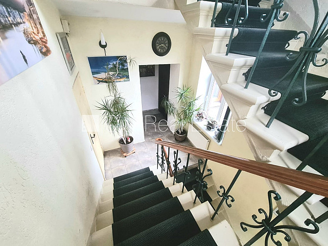 Pagalma ēka, renovēta māja, ieeja no pagalma, ir lifts, logi vērsti mājas abās pusēs, Rīga - foto 10