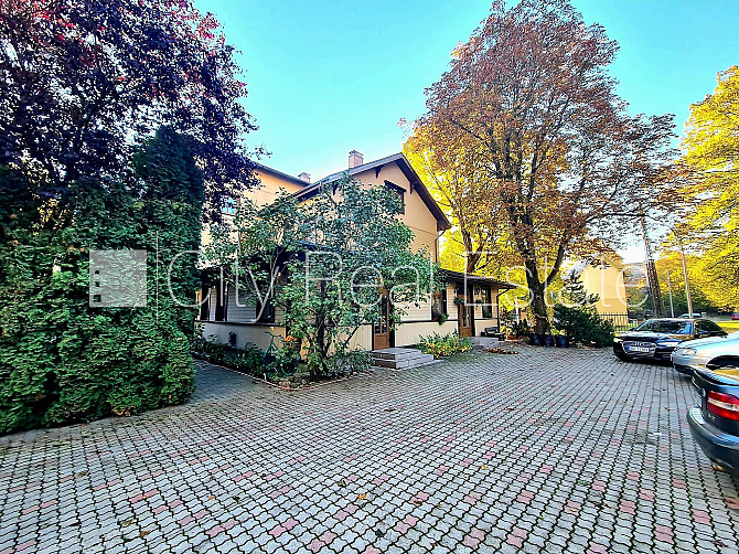 Pagalma ēka, renovēta māja, ieeja no pagalma, ir lifts, logi vērsti mājas abās pusēs, Rīga - foto 12