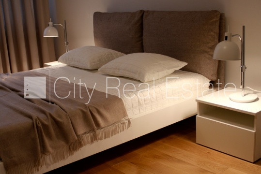 Pagalma ēka, renovēta māja, ieeja no pagalma, ir lifts, logi vērsti mājas abās pusēs, Rīga - foto 19