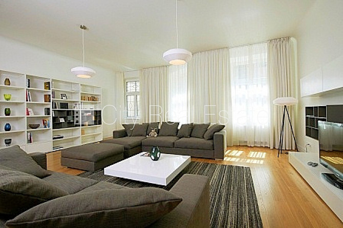 Фасадный дом, реновированный дом, закрытый двор, территория обнесена забором, Рига - изображение 2