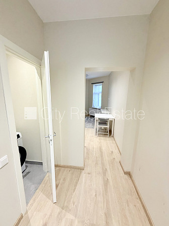 Фасадный дом, реновированный дом, закрытый двор, вход с улицы, лифт, лестничная Рига - изображение 9