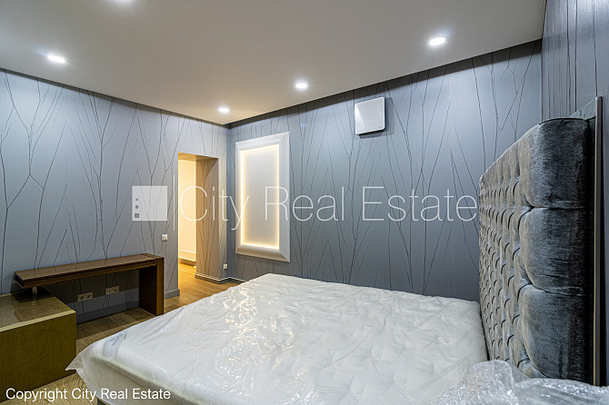 Фасадный дом, благоустроенная озеленённая территория, место для машины, Рига - изображение 2