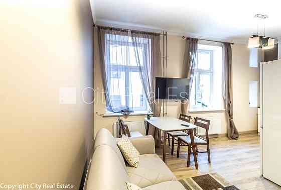 Фасадный дом, реновированный дом, вход с улицы, окна выходят на улицу, Rīga