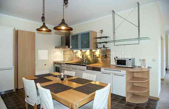 Новостройка, благоустроенная озеленённая территория, подъездная дорога покрыта Jūrmala