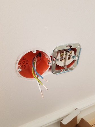 Elektriķa pakalpojumi un elektroinstalācijas darbi Rīgā. Lampu, lustru, gaismekļu, prožektoru... Rīga - foto 5