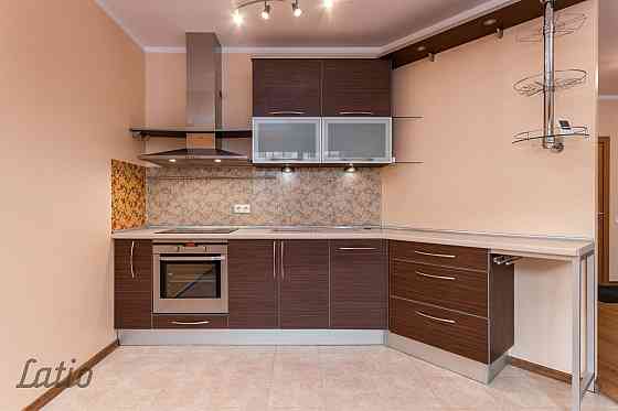 Tiek piedāvāts gaišs un ļoti saulains divistabu dzīvoklis jaunajā projektā Titurgā  klusā, zaļā un ģ Rīgas rajons