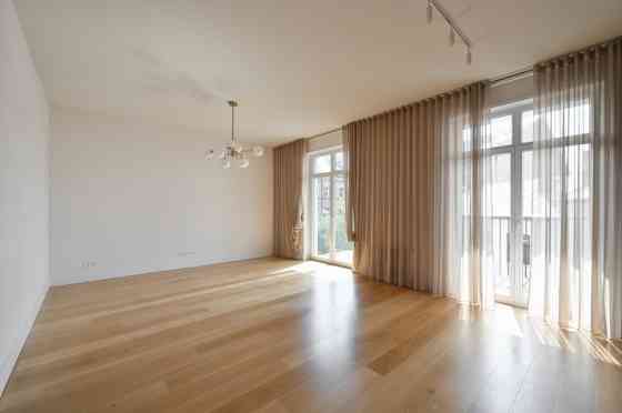 Izīrē gaišu un plašu 3 istabu dzīvokli!  Dzīvoklis atrodas Klusajā centrā, vienā no jaunākajiem proj Рига