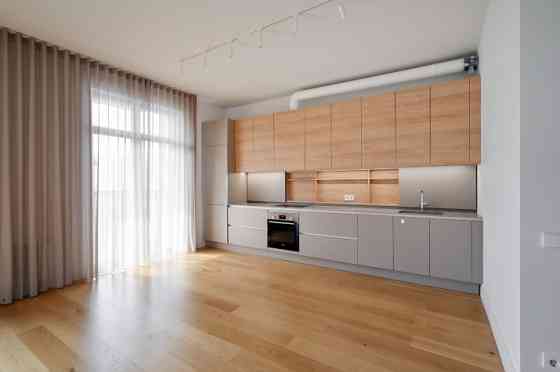 Izīrē gaišu un plašu 3 istabu dzīvokli!  Dzīvoklis atrodas Klusajā centrā, vienā no jaunākajiem proj Рига