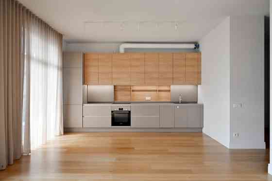 Izīrē gaišu un plašu 3 istabu dzīvokli!  Dzīvoklis atrodas Klusajā centrā, vienā no jaunākajiem proj Рига