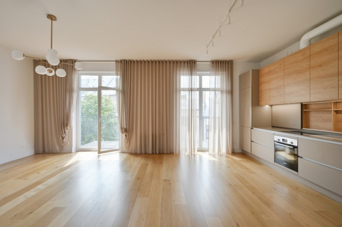 Izīrē gaišu un plašu 3 istabu dzīvokli!  Dzīvoklis atrodas Klusajā centrā, vienā no jaunākajiem proj Рига - изображение 1