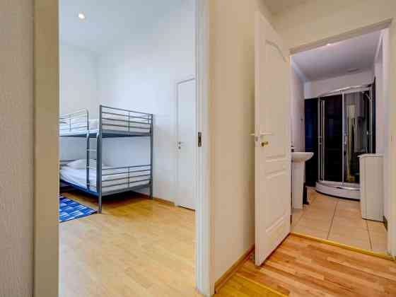 Izīrē īstermiņā 2-istabu dzīvokli Rīgas centrā, Raiņa bulvārī 31  Dzīvoklis atrodas vienā no Rīgas p Рига