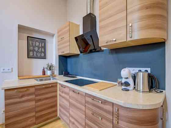 Izīrē īstermiņā 2-istabu dzīvokli Rīgas centrā, Raiņa bulvārī 31  Dzīvoklis atrodas vienā no Rīgas p Рига