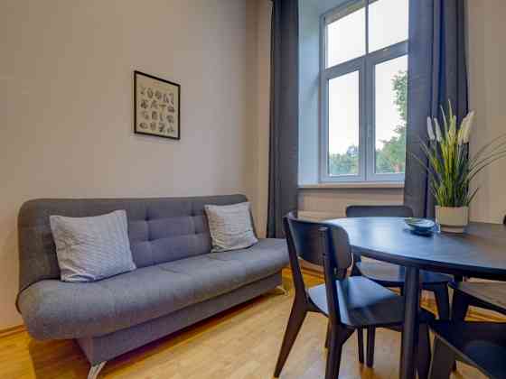 Izīrē īstermiņā 2-istabu dzīvokli Rīgas centrā, Raiņa bulvārī 31  Dzīvoklis atrodas vienā no Rīgas p Рига