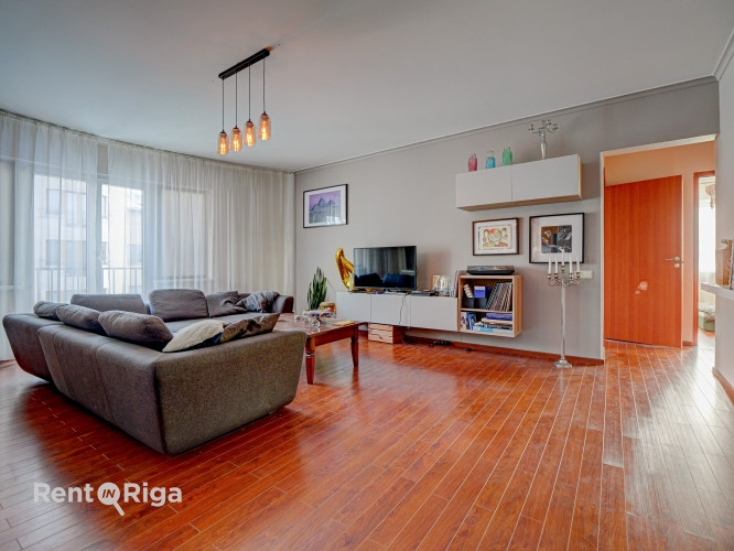 Dzīvoklis jaunajā projektā ar pazemes stāvvietu un noliktavu.  Telpas sastāv no viesistabas, Rīga - foto 1