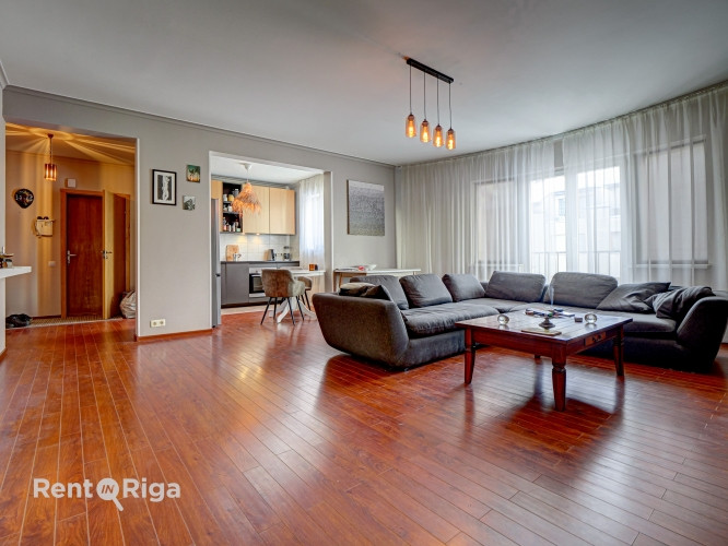 Dzīvoklis jaunajā projektā ar pazemes stāvvietu un noliktavu.  Telpas sastāv no viesistabas, Rīga - foto 2