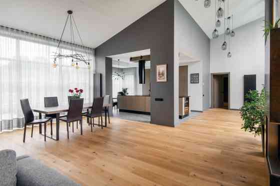 Brīnišķīga pērle Lielupes krastā!  Īpšuma sastāvā ir moderna un eleganta dzīvojamā māja ar 5 istabām Jūrmala