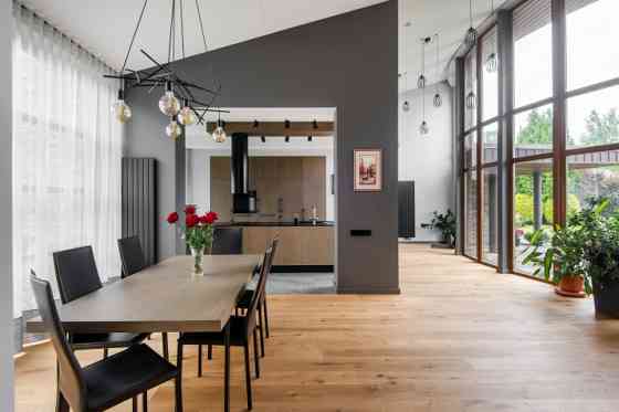 Brīnišķīga pērle Lielupes krastā!  Īpšuma sastāvā ir moderna un eleganta dzīvojamā māja ar 5 istabām Jūrmala