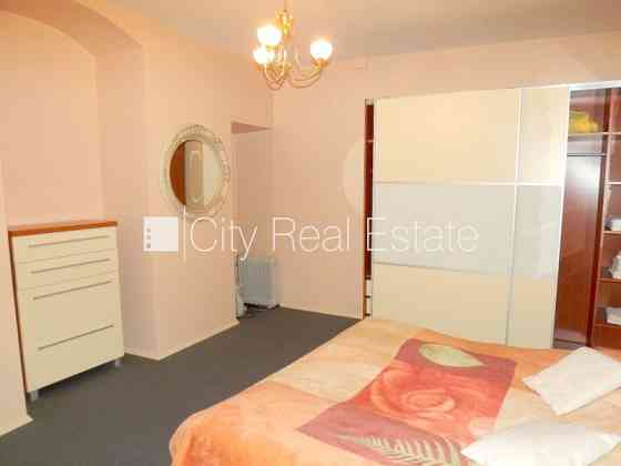 Фасадный дом, реновированный дом, поменянное покрытие крыши, благоустроенная Рига