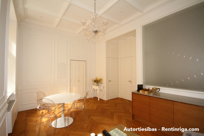 Tiek izīrēts dzīvoklis skaistākajā, aritokrātiskākajā klusā centra mājā Elizabetes ielā Rīga - foto 2