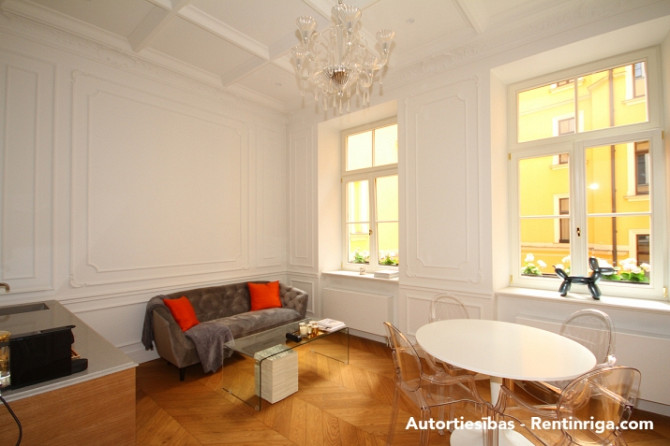 Tiek izīrēts dzīvoklis skaistākajā, aritokrātiskākajā klusā centra mājā Elizabetes ielā Rīga - foto 3