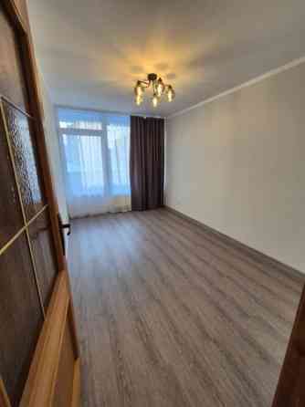 Izīrē 3 istabu dzīvokli ar 2 balkoniem!  Ienākot dzīvokli atrodas virtuve ar viesistabu, kā arī var  Рига