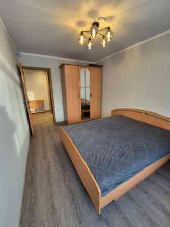 Izīrē 3 istabu dzīvokli ar 2 balkoniem!  Ienākot dzīvokli atrodas virtuve ar viesistabu, kā arī var  Рига