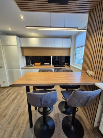 Izīrē 3 istabu dzīvokli ar 2 balkoniem!  Ienākot dzīvokli atrodas virtuve ar viesistabu, kā arī var  Рига - изображение 1