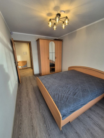 Izīrē 3 istabu dzīvokli ar 2 balkoniem!  Ienākot dzīvokli atrodas virtuve ar viesistabu, kā arī var  Рига - изображение 5