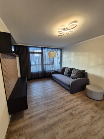 Izīrē 3 istabu dzīvokli ar 2 balkoniem!  Ienākot dzīvokli atrodas virtuve ar viesistabu, kā arī var  Рига - изображение 3