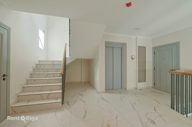 Funkcionāli pārdomāts un moderns dzīvoklis Rīgas vēsturiskajā centrā.  Piedāvājumā ir Rīga - foto 9