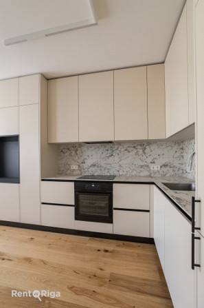 Funkcionāli pārdomāts un moderns dzīvoklis Rīgas vēsturiskajā centrā.  Piedāvājumā ir Rīga - foto 4