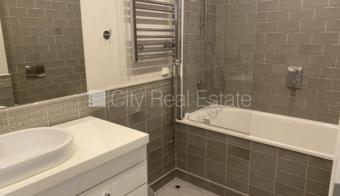 Renovēta māja, fasāde ar dekoratīvo apmetumu, slēgts pagalms, balkons 2 m2, logi vērsti uz Rīga - foto 15