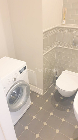 Renovēta māja, fasāde ar dekoratīvo apmetumu, slēgts pagalms, balkons 2 m2, logi vērsti uz Rīga - foto 18