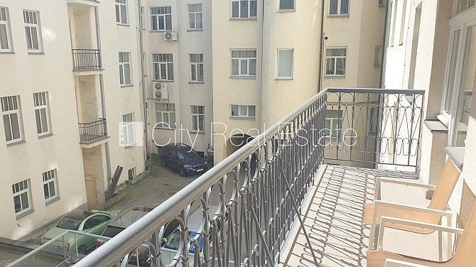 Renovēta māja, fasāde ar dekoratīvo apmetumu, slēgts pagalms, balkons 2 m2, logi vērsti uz Rīga - foto 6