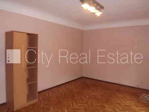 Фасадный дом, реновированный дом, закрытый двор, вход с улицы и со двора, Rīga