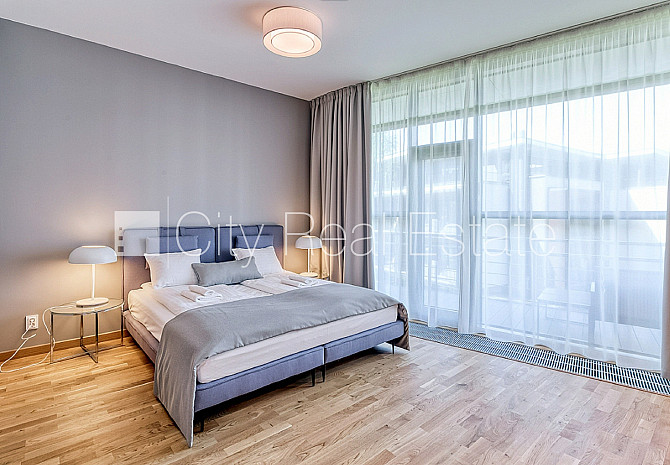 Privātmāja, labiekārtots apzaļumots pagalms, iežogota teritorija, logi vērsti mājas abās Rīga - foto 6