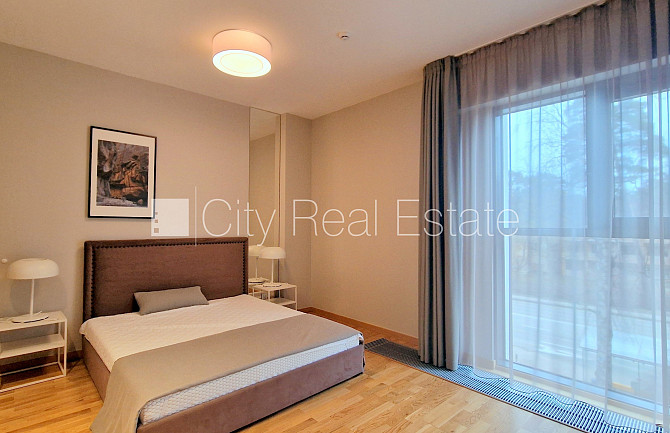 Privātmāja, labiekārtots apzaļumots pagalms, iežogota teritorija, logi vērsti mājas abās Rīga - foto 10