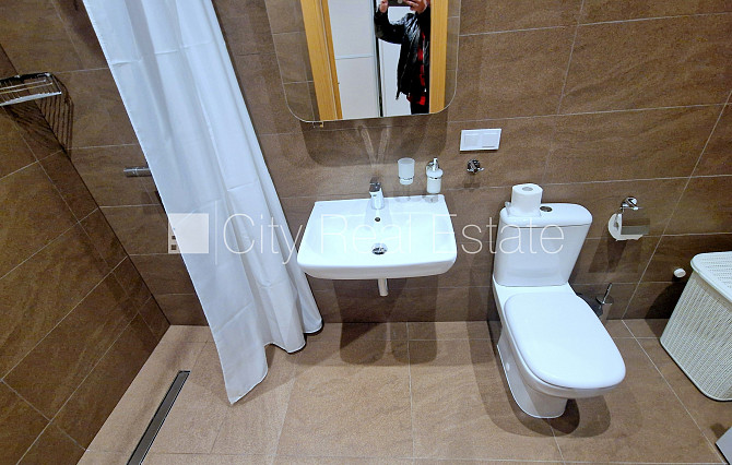 Privātmāja, labiekārtots apzaļumots pagalms, iežogota teritorija, logi vērsti mājas abās Rīga - foto 19