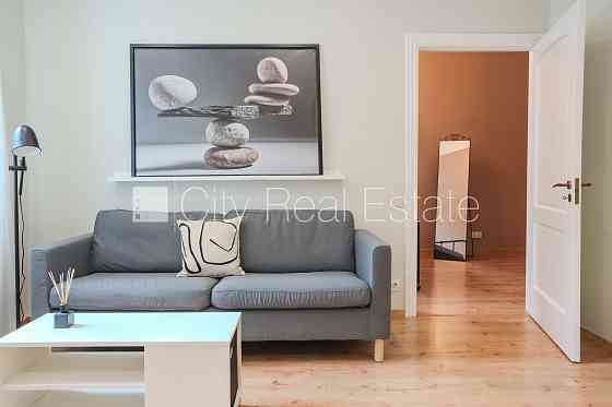 Фасадный дом, реновированный дом, вход с улицы, лифт, лестничная клетка после Rīga