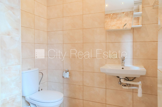 Fasādes māja, renovēta māja, ieeja no ielas, ir lifts, kāpņu telpa pēc kapitālā remonta, Rīga - foto 18