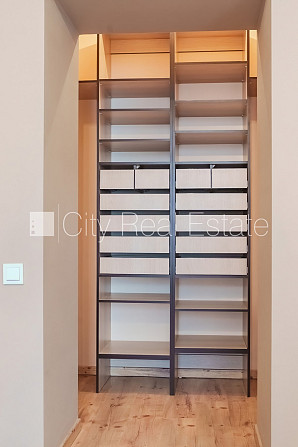 Fasādes māja, renovēta māja, ieeja no ielas, ir lifts, kāpņu telpa pēc kapitālā remonta, Rīga - foto 12