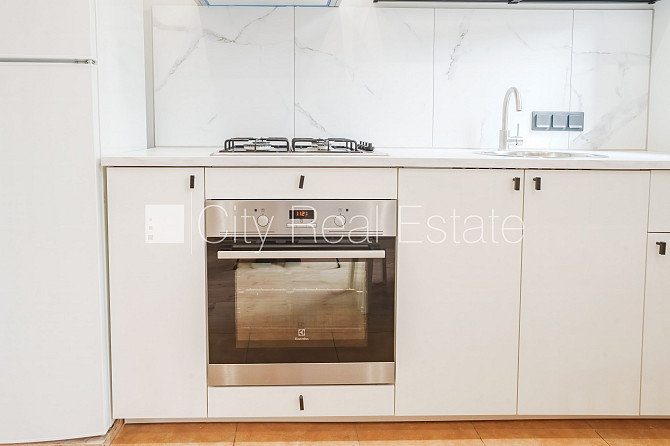 Fasādes māja, renovēta māja, ieeja no ielas, ir lifts, kāpņu telpa pēc kapitālā remonta, Rīga - foto 8