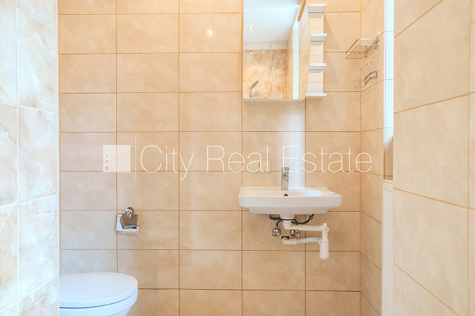 Fasādes māja, renovēta māja, ieeja no ielas, ir lifts, kāpņu telpa pēc kapitālā remonta, Rīga - foto 20