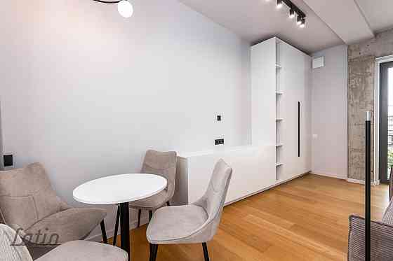 Izīrē pilnībā aprīkotu un mēbelētu studijas tipa dzīvokli pašā Rīgas centrā  Stabu ielā 2A, jaunajā  Rīga