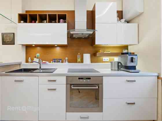 Izīrē 3 istabu dzīvokli centrā!  Dzīvoklis ir plašs un mājīgs - ar savu šarmu. Ienākot, koridors ar  Rīga