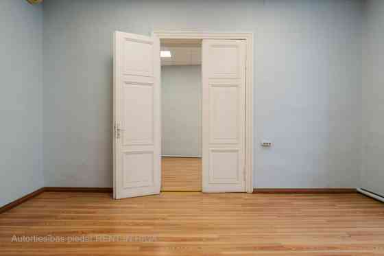 Biroja telpa reprezentablā ēkā Aspazijas bulvārī 32.  + tikko izremontētas telpas; + gaišas ar augst Rīga