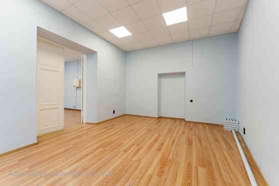 Biroja telpa reprezentablā ēkā Aspazijas bulvārī 32.  + tikko izremontētas telpas; + gaišas ar augst Rīga