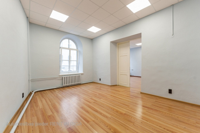 Biroja telpa reprezentablā ēkā Aspazijas bulvārī 32.  + tikko izremontētas telpas; + gaišas Rīga - foto 1