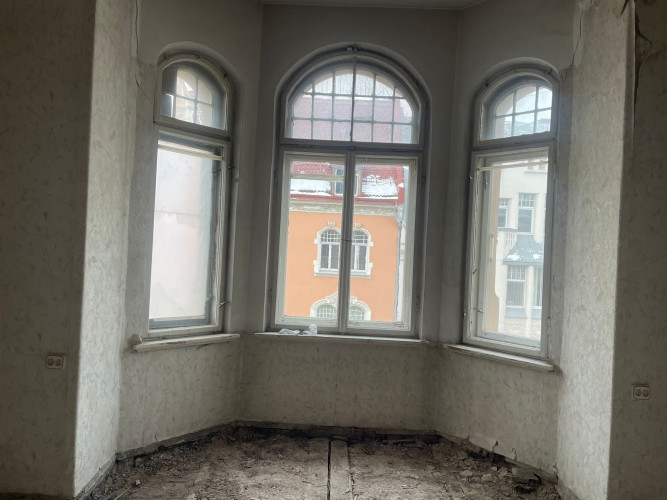 Tiek pārdots elegants dzīvoklis pilnībā renovētā vēsturiskā ēkā. Skats no logа uz Rīga - foto 7