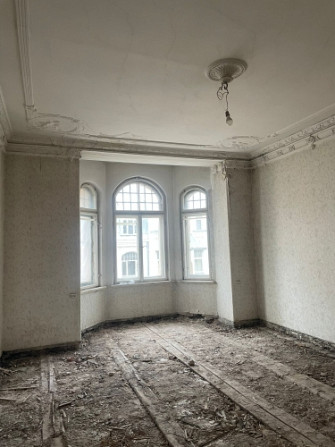 Tiek pārdots elegants dzīvoklis pilnībā renovētā vēsturiskā ēkā. Skats no logа uz Rīga - foto 6